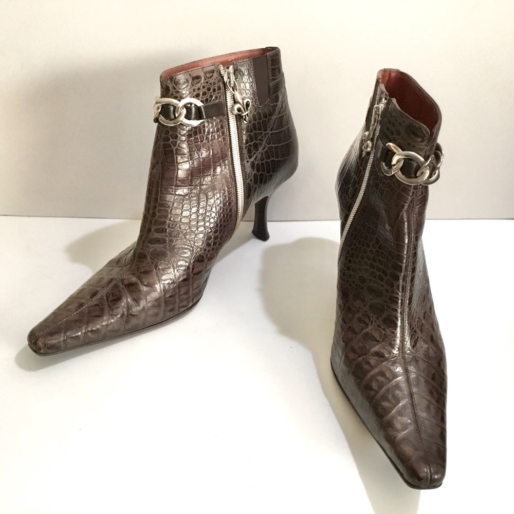 Beautiful Donald J Pliner Strato brown leather booties